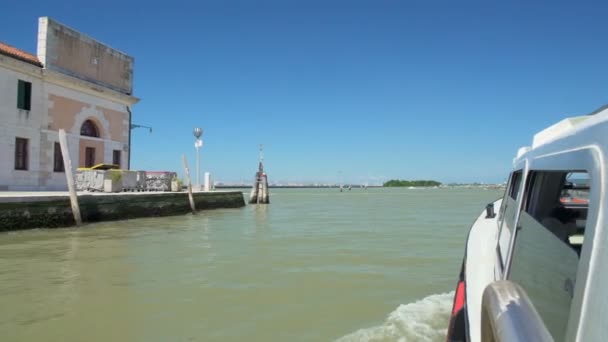 Autobús acuático que sale del Gran Canal, rumbo a las islas de la Laguna Veneciana, viaje turístico — Vídeo de stock