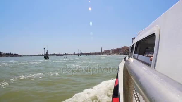 Vaporetto-Schiff, das sich entlang des Canal Grande bewegt, Touristen auf Sightseeingtour, Venedig — Stockvideo