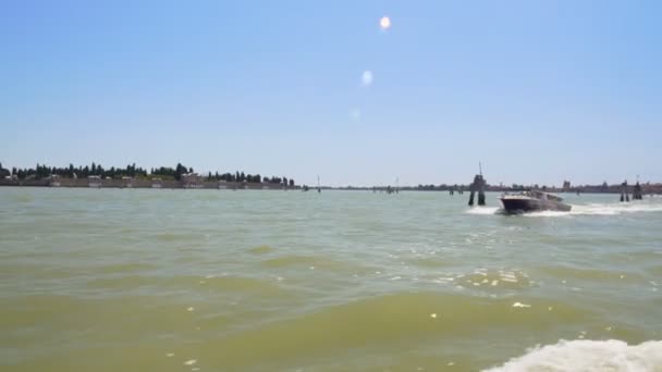 Touristisches Motorboot, das Reisende durch den Canal Grande bringt, Venedig Wasserverkehr — Stockvideo