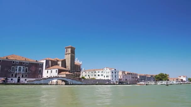 Utsikt över Canal Grande och venetianska arkitektur från ombord av båttaxi, resor — Stockvideo