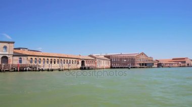Murano Adası binalar kanal, turistik gezi gezi Venedik'e görüldü