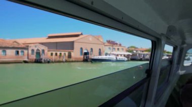 Ünlü Faro di Murano deniz feneri, su otobüs penceresinden, Venedik seyahatini görünümü