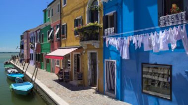 Güzel parlak renkli evler Burano Adası, İtalyan turist yeri