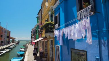 Kadın turist Venedik Lagünü'Burano adasının renkli Caddesi'nde alışveriş