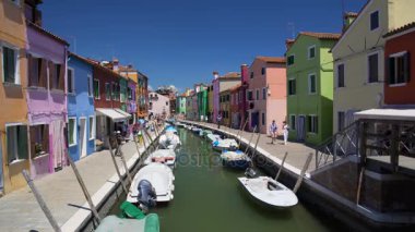 Parlak renkli ile ilgilenen çok sayıda turistin evler Burano Adası sokak, Venedik