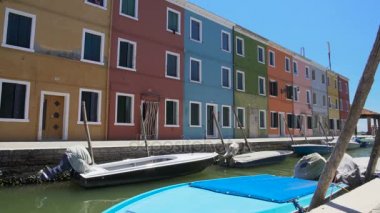 Burano Adası, kapalı windows, Venedik ile renkli evleri ıssız sokak
