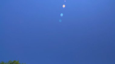 Güzel eski püskü renkli evleri, Burano Adası, Venedik yukarıda derin mavi gökyüzü