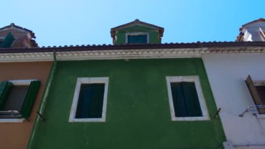 Terk edilmiş yeşil bina eski püskü cephe, eski mimari, yoksulluk sorunu ile