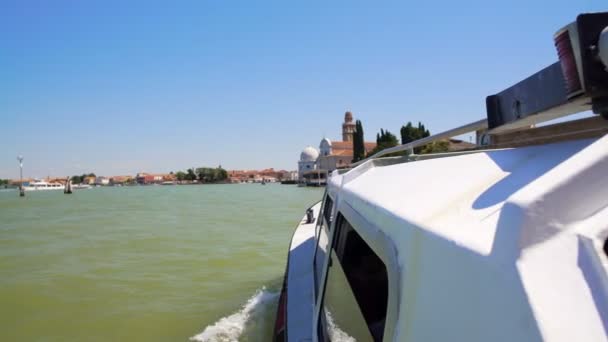 Ônibus aquático turístico em direção à igreja de Veneza, passeio turístico para viajantes — Vídeo de Stock