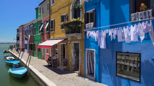 Pěkné pestrobarevné domy na ostrově Burano, italská pizzerie turistického zájmu — Stock video