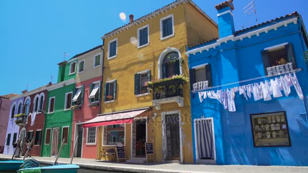 Multitud de turistas viendo la colorida arquitectura de la isla de Burano desde el puente — Vídeo de stock