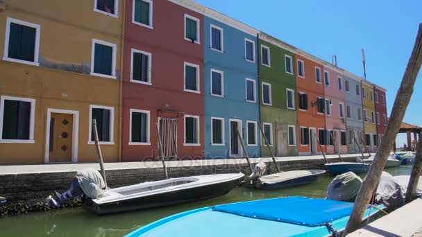 Panorama av mångfärgade byggnader i gatan på ön Burano i Venedigs lagun — Stockvideo