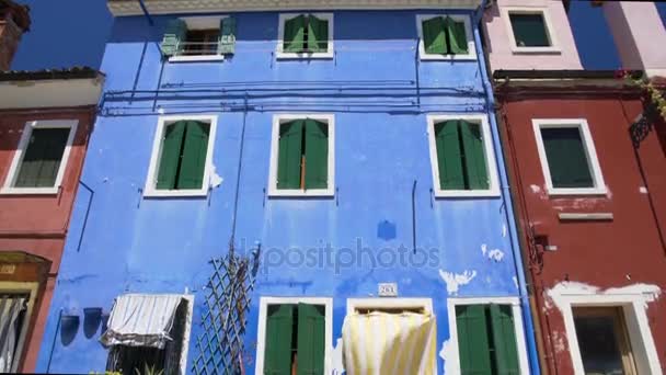 Старый голубой дом на острове Бурано, шаткий фасад украшен красивыми цветочными горшками — стоковое видео