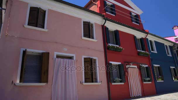Hermosas casas ordenadas multicolores decoradas con flores, arquitectura Burano — Vídeo de stock