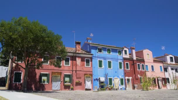 Casas de colores brillantes con puertas y ventanas cerradas, verano caliente en el soleado Burano — Vídeo de stock