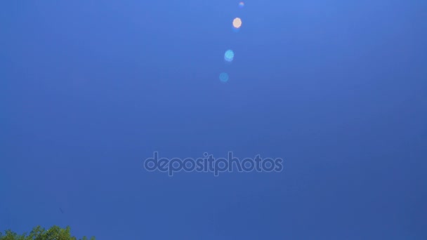 Céu azul profundo bonito acima das casas coloridas shabby, ilha de Burano, Veneza — Vídeo de Stock