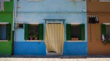 Güzel mavi ev, Burano Adası, çok renkli sokakta rahat İtalyan ev