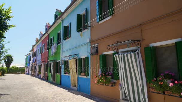 Mooie straat met felgekleurde huizen, beroemde Burano eiland architectuur — Stockvideo