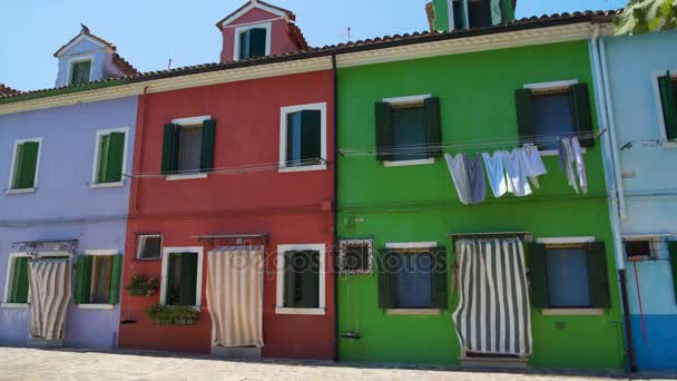 Bonitas casas de residencia coloridas bien cuidadas, arquitectura vívida de la isla de Burano — Vídeo de stock