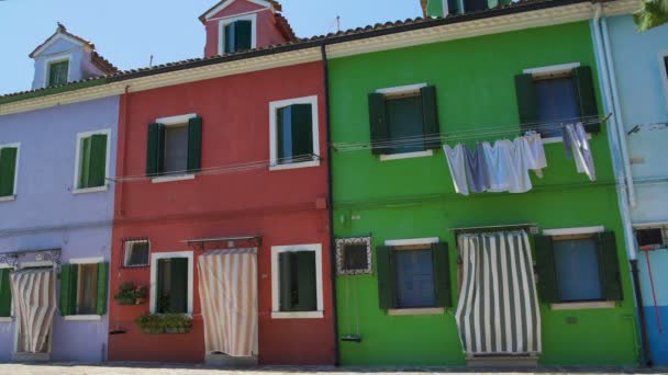 Rue multicolore sur Burano, célèbre architecture vivante, attraction touristique — Video