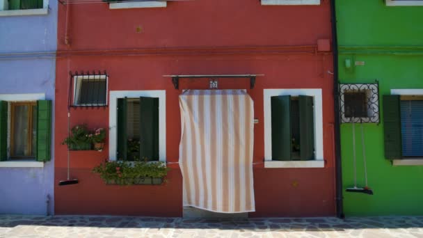 Maison confortable peinte en couleur rouge, célèbre architecture colorée sur l'île de Burano — Video