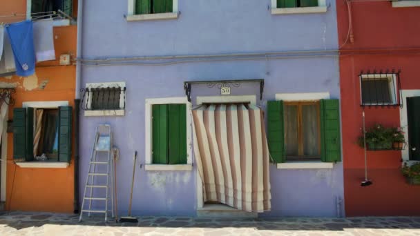 Bonita casa pintada en color azul, famosa arquitectura vívida en la isla de Burano — Vídeo de stock