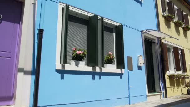 Tidy brevlådor hängande nära ljust målade dörrar av levande färgglada hus — Stockvideo