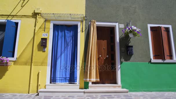 Deux maisons voisines bien rangées avec portes fermées et ouvertes, traditions d'hospitalité — Video