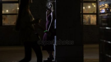 Yalnız çekici kadın duman sigara ve gece kulübü yakınındaki hayat hakkında düşünme