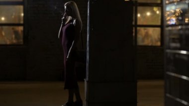 Sigara ve gece kulübü, gevşeme dans kendine güvenen seksi kadın