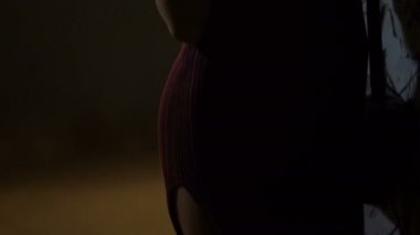 Gece kulübü girişine yakın duran yalnız zarif kadın teneffüs edilmesi sigara dumanı,