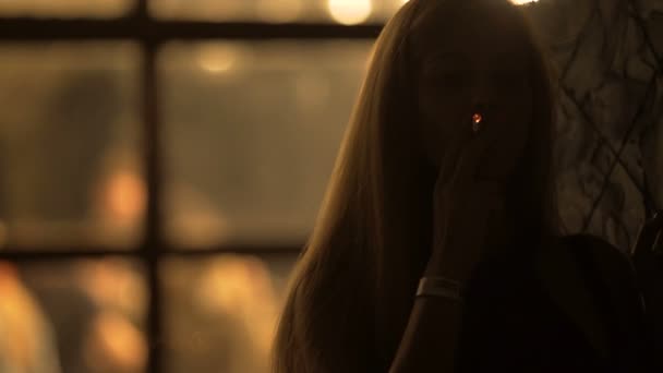 Блондинка с идеальным телом наслаждается дымом, ночной жизнью, релаксацией — стоковое видео