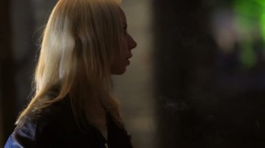 Sinir genç kadın Sigara İçilmeyen ve biri gece kulübünde bekleniyor