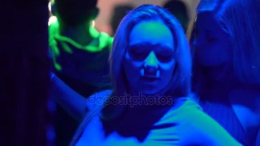 İki sarışın kadınlar gece kulübü, dans zevk insanlar diskoda rahatlatıcı