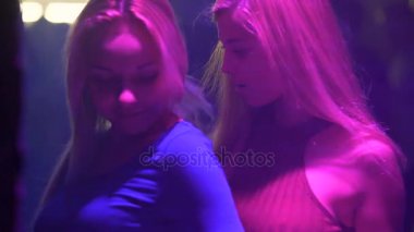 Önüne gelenle yatıp kalkan kadın çift dans ve gece kulübü, müzik zevk kanca-up