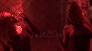 Müzik Trance gece kulübünde, aydınlatma taşıma çok kadın dansçılar