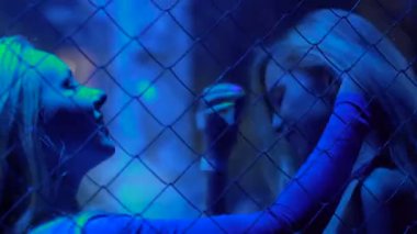 Dans ve konuşurken gece kulübü, cinsel arzu, tutku iki güzel kadın