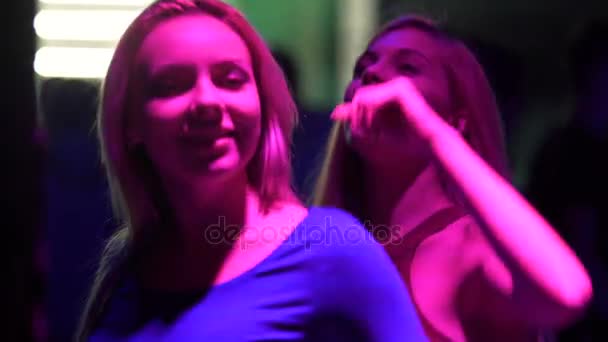 Duas senhoras sexy dançando na festa no clube noturno, mulheres abraçando na pista de dança — Vídeo de Stock