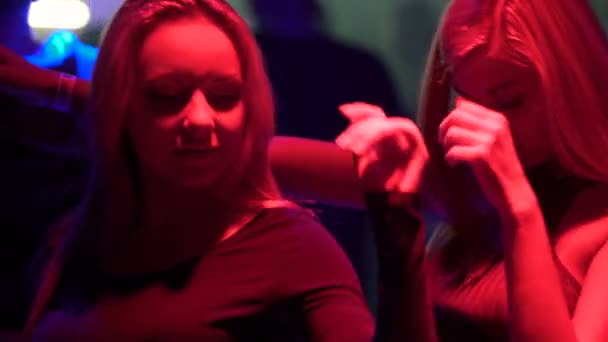 Mulheres sedutoras se movendo para a música no salão de discoteca, mulheres sexy gostando de dança — Vídeo de Stock
