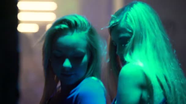 Slanke sexy vrouwen dansen in de nachtclub, mensen ontspannen op feestje, relatie — Stockvideo