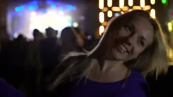 Fröhliche blonde Mädchen aktiv tanzen auf dem Konzert, genießen Musik, Positivität — Stockvideo