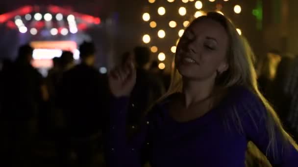Nette blonde Frau tanzt auf Musikfestival und genießt aktives Nachtleben — Stockvideo