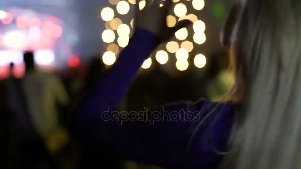 Mujer rubia bailando con las manos en alto en el concierto, relajación, vida nocturna activa — Vídeo de stock