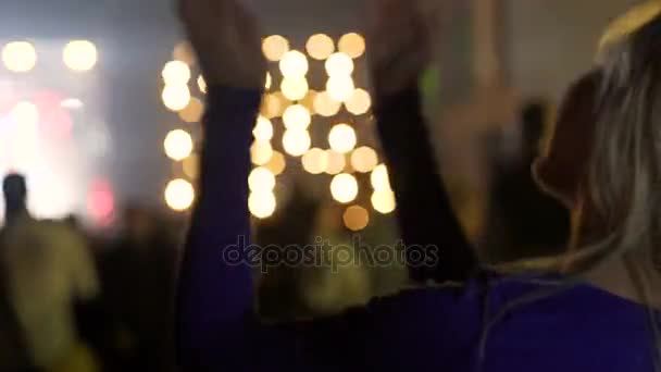 Iluminação da festa, mulher loira bonita dançando e aplaudindo em concerto — Vídeo de Stock