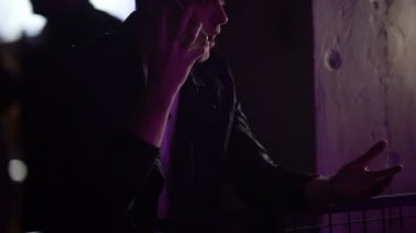 Kızgın genç adam konuşuyor cellphone, negatif duygular, ilişki sorunları
