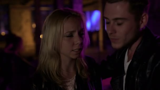 Blonde Frau und Mann streiten sich in der Nähe eines Nachtclubs, Beziehungsprobleme, Trennung — Stockvideo