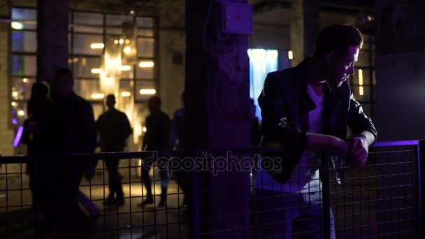 Triste mâle debout près de la salle de concert et de penser à l'ex-petite amie, problèmes — Video