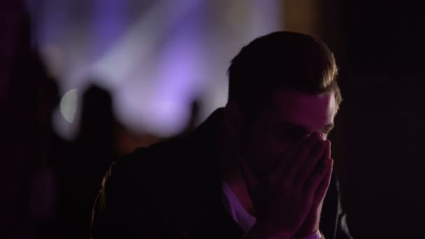 브레이크 업, 슬픈 남자 얼굴, 문제, 야간 기억 우울된 젊은 남자 — 비디오