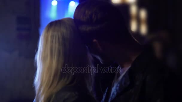 Casal romântico dançando e beijando ternamente na data no clube noturno, relacionamento — Vídeo de Stock