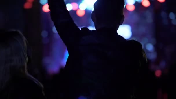 Feliz dança masculina, mãos onduladas e concerto de tiro no smartphone na boate — Vídeo de Stock